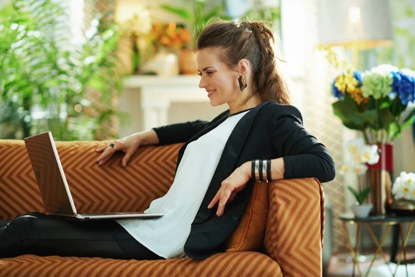 Gelukkig Stijlvol Huisvrouw Wit Blouse Zwart Jasje Bij Modern Huis — Stockfoto