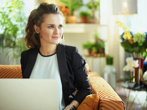 Pensiv Trendig Gammal Hemmafru Vit Blus Och Svart Jacka Det — Stockfoto