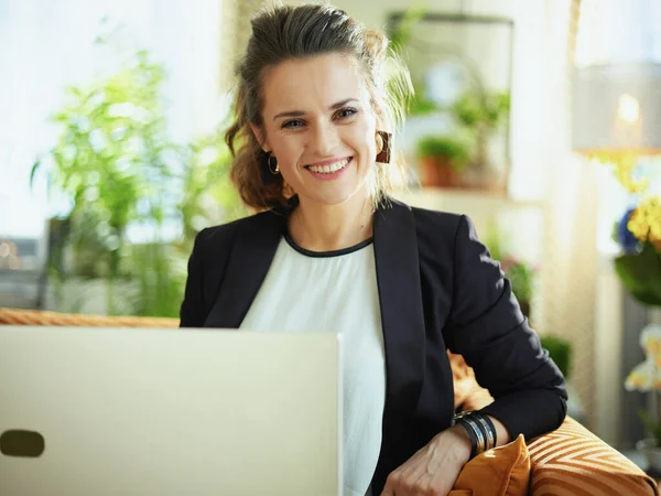 Gelukkig Elegant Jaar Oud Huisvrouw Witte Blouse Zwarte Jas Modern — Stockfoto