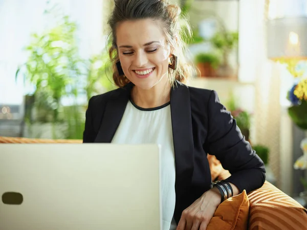 Gelukkig Modern Jaar Oud Huisvrouw Witte Blouse Zwarte Jas Modern — Stockfoto