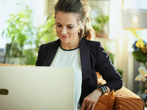 Gelukkig Modern Jaar Oud Huisvrouw Witte Blouse Zwarte Jas Moderne — Stockfoto