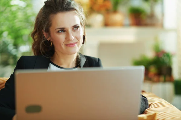 Pensive Vrouw Van Middelbare Leeftijd Witte Blouse Zwarte Jas Moderne — Stockfoto