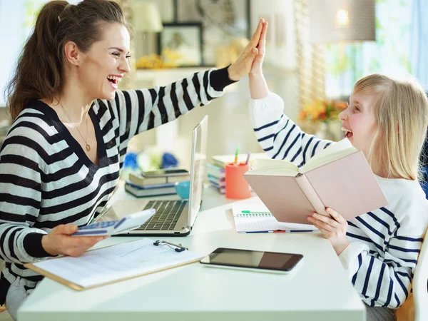 Sonriente Madre Moderna Niño Suéteres Rayas Oficina Salón Moderno Día — Foto de Stock