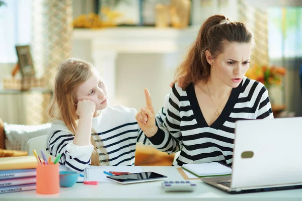 Niño Aburrido Anhelando Atención Mientras Madre Está Ocupada Trabajando Oficina — Foto de Stock