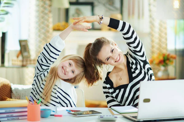 Sorridente Giovane Madre Figlia Maglioni Righe Home Office Nel Moderno — Foto Stock