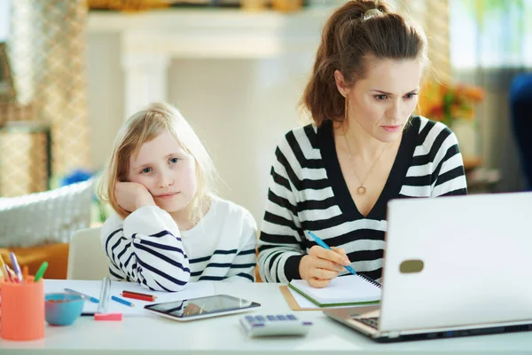 Annesi güneşli bir günde modern oturma odasındaki ofiste çalışmakla meşgulken....