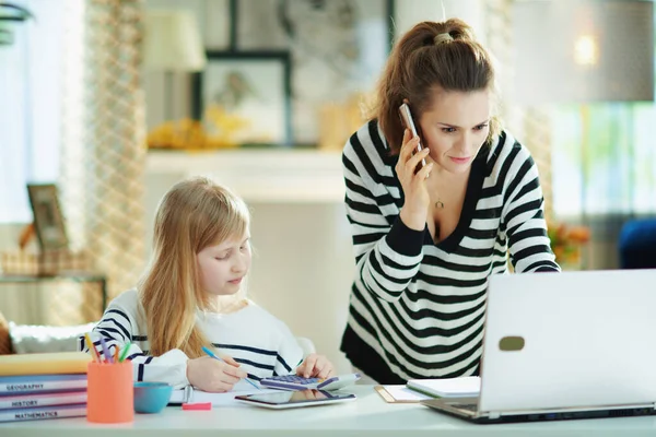 Madre Hablando Teléfono Inteligente Trabajando Mientras Niño Hace Tarea Oficina — Foto de Stock