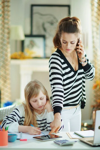 Madre Usando Teléfono Móvil Trabajando Ayudando Los Niños Con Tarea —  Fotos de Stock