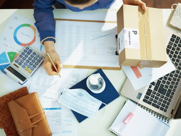 Obere Ansicht Des Weibchens Mit Paket Tisch — Stockfoto