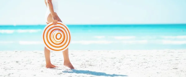 Mujer Joven Con Sombrero Playa —  Fotos de Stock