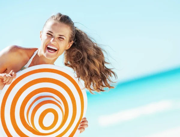 Mujer Joven Feliz Traje Baño Con Sombrero Playa Divertirse Playa —  Fotos de Stock