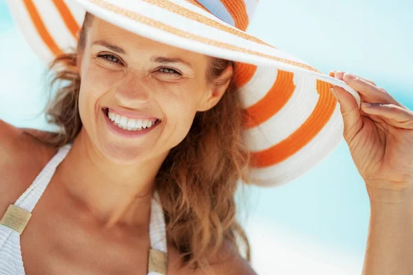 Χαμογελαστή Νεαρή Γυναίκα Μαγιό Και Καπέλο Παραλίας — Φωτογραφία Αρχείου