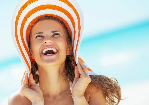 Sorridente Giovane Donna Cappello Sulla Spiaggia — Foto Stock