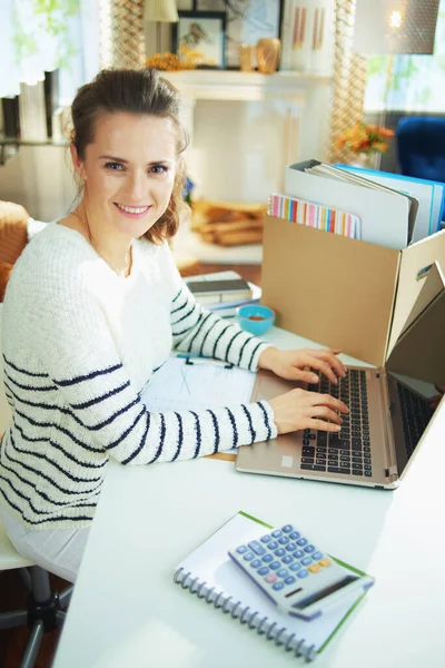 Sonriente Mujer Negocios Moderna Años Suéter Rayas Oficina Temporal Casa — Foto de Stock