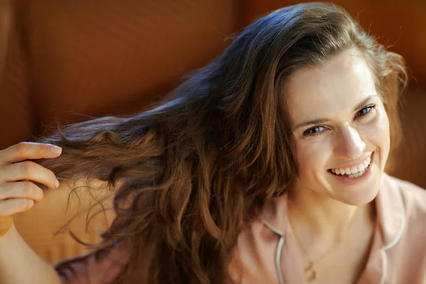 Glückliche Junge Hausfrau Schlafanzug Mit Langen Brünetten Welligen Haaren Modernen — Stockfoto