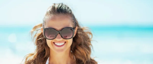 Mujer Joven Gafas Sol Playa —  Fotos de Stock