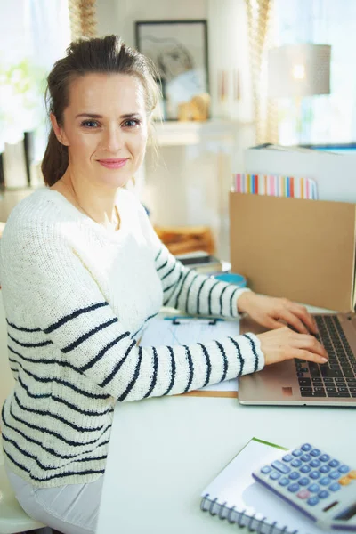 Feliz Moderno Años Edad Mujer Negocios Suéter Rayas Oficina Temporal —  Fotos de Stock