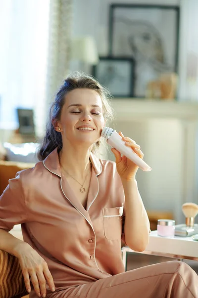 Glimlachende Stijlvolle Jaar Oude Huisvrouw Pyjama Moderne Woonkamer Zonnige Winterdag — Stockfoto