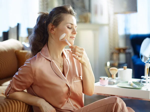 Rilassato Moderno Anni Donna Pigiama Utilizzando Calmante Massaggiatore Rullo Quarzo — Foto Stock