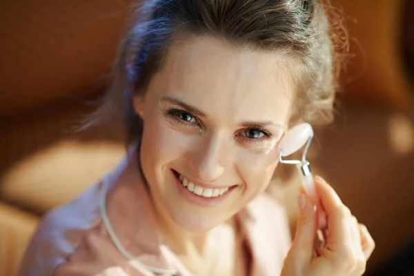 Sonriente Mujer Moderna Años Pijama Casa Moderna Día Soleado Invierno —  Fotos de Stock