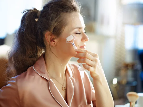 Ontspannen Jonge Vrouw Pyjama Modern Huis Zonnige Winterdag Met Behulp — Stockfoto