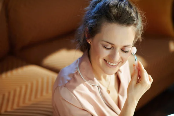Usměvavá Elegantní Hospodyňka Pyžamu Moderním Domě Slunečném Zimním Dni Pomocí — Stock fotografie
