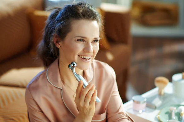 Souriant Moderne Ans Femme Foyer Pyjama Dans Maison Moderne Dans — Photo