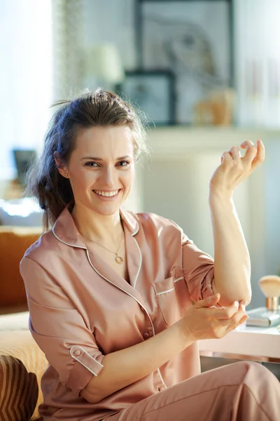 Donna Elegante Sorridente Pigiama Nel Soggiorno Moderno Giornata Invernale Soleggiata — Foto Stock