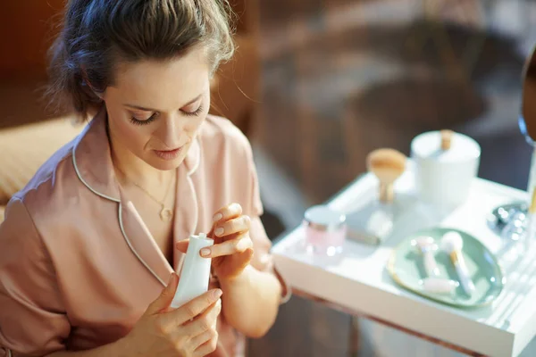 Elegante Hausfrau Schlafanzug Mit Weißem Kosmetikschlauch Tisch Mit Pflegeprodukten Modernen — Stockfoto