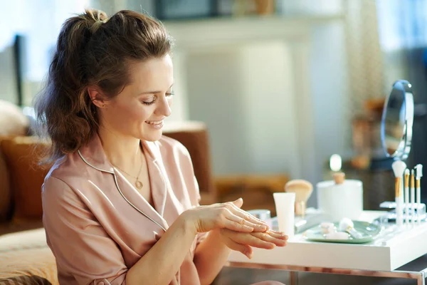 Lächeln Stilvolle Frau Schlafanzug Anwendung Handcreme Der Nähe Tisch Mit — Stockfoto