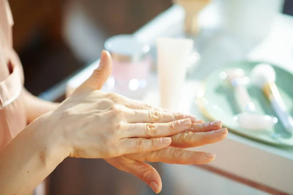 Närbild Kvinna Tillämpa Handkräm Nära Bordet Med Toalettartiklar Hemma Solig — Stockfoto