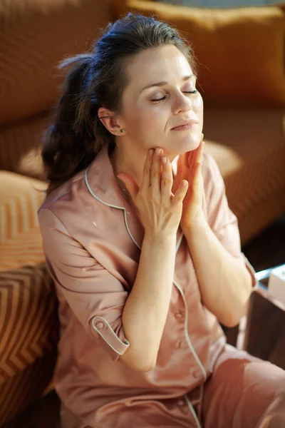 Расслабляющая Стильная Женщина Пижаме Современном Доме Солнечный Зимний День Наносит — стоковое фото
