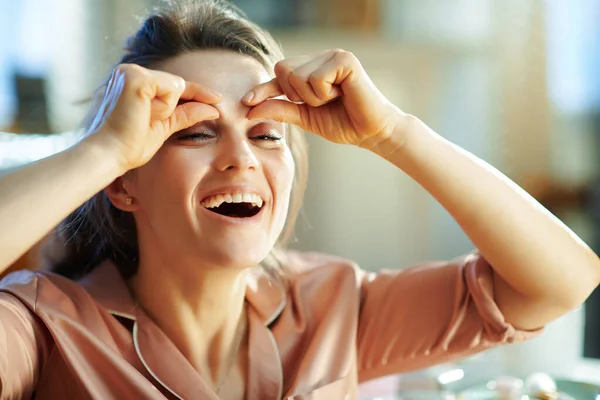 Souriant Élégant Ans Femme Foyer Pyjama Dans Salon Moderne Dans — Photo