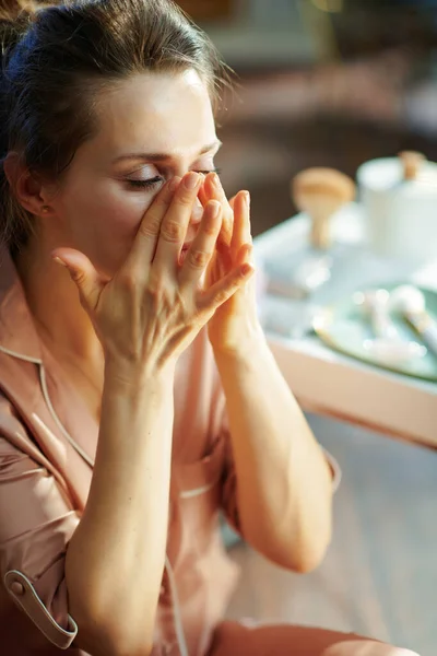 Elegante Hausfrau Schlafanzug Die Gesichtscreme Aufträgt Und Einem Sonnigen Wintertag — Stockfoto