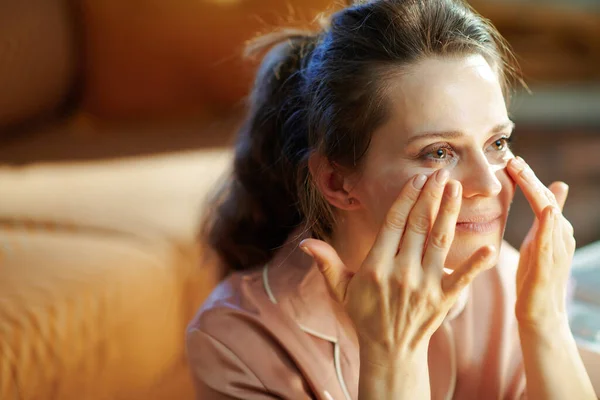 Moderne Vrouw Van Middelbare Leeftijd Pyjama Het Moderne Huis Zonnige — Stockfoto