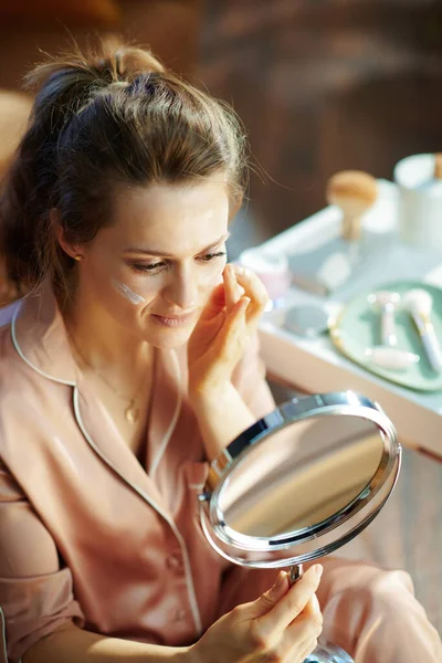 Rilassato Elegante Donna Mezza Età Pigiama Applicare Crema Viso Guardando — Foto Stock