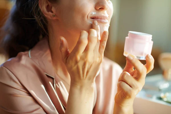 Close Auf Glückliche Moderne Frau Pyjama Mit Rosa Kosmetikdose Anwendung — Stockfoto