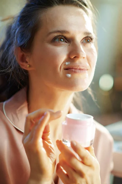 Verträumt Stilvolle Frau Mittleren Alters Pyjama Mit Rosa Kosmetikdose Die — Stockfoto