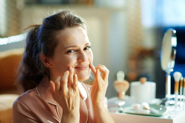 Glückliche Moderne Frau Pyjama Modernen Zuhause Sonnigen Wintertagen Lippenkonturcreme Auftragen — Stockfoto