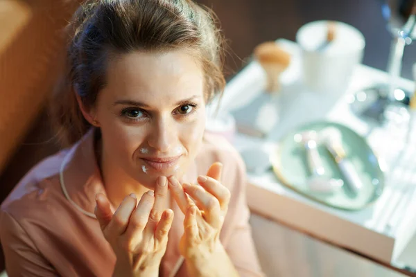 Portrait Smiling Stylish Housewife Pajamas Applying Lip Contour Cream Table — Stock Photo, Image