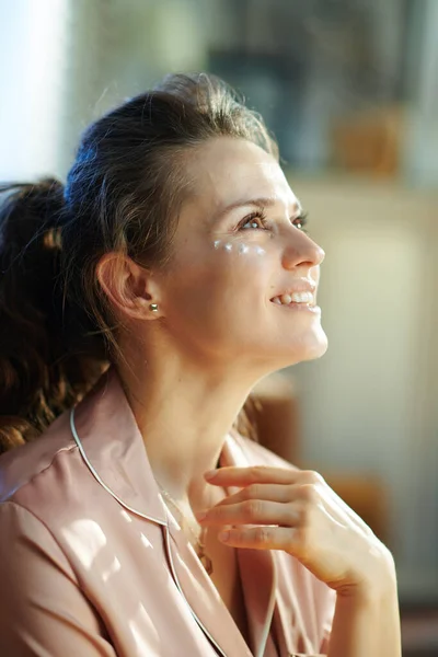 Retrato Feliz Mujer Moderna Años Pijama Casa Moderna Día Soleado —  Fotos de Stock