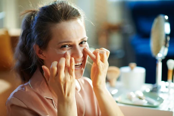 Lächelnde Junge Frau Schlafanzug Modernen Zuhause Sonnigen Wintertagen Die Augencreme — Stockfoto