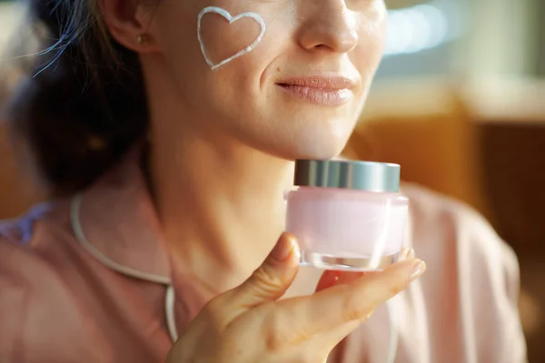 Primer Plano Sonriente Mujer Elegante Pijama Con Corazón Crema Facial — Foto de Stock