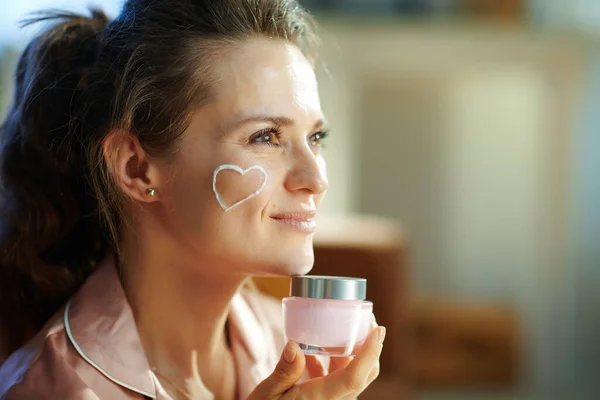 Vista Laterale Felice Femmina Elegante Pigiama Con Cuore Crema Viso — Foto Stock