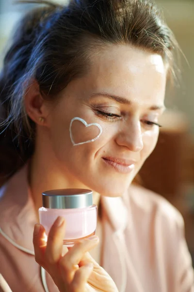 Ontspannen Stijlvolle Jaar Oude Huisvrouw Pyjama Met Witte Gezichtscrème Hart — Stockfoto