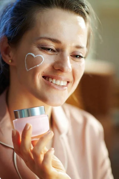 Feliz Elegante Anos Idade Mulher Pijama Com Coração Creme Facial — Fotografia de Stock