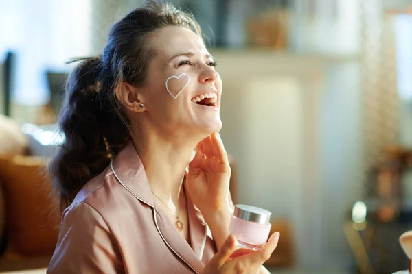 Sonriente Mujer Elegante Pijama Con Corazón Blanco Crema Facial Mejilla — Foto de Stock