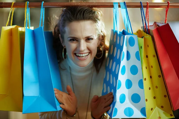 Счастливая Стильная Женщина Белом Свитере Юбке Выглядывая Красочных Мешков Покупок — стоковое фото