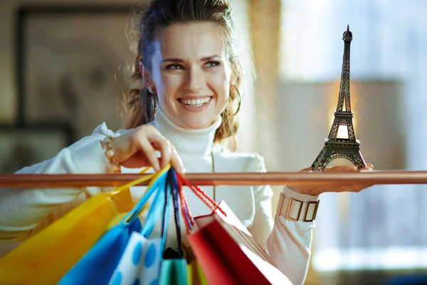 Mujer Moderna Feliz Suéter Blanco Falda Cerca Coloridas Bolsas Compras —  Fotos de Stock