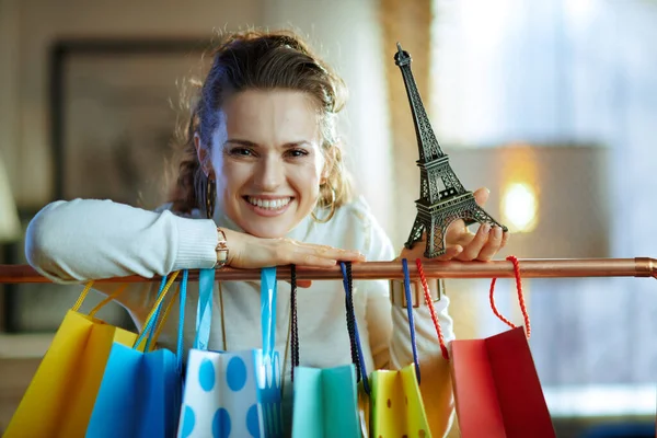 Beyaz Kazak Etek Giyen Mutlu Modern Kadın Renkli Alışveriş Çantalarının — Stok fotoğraf